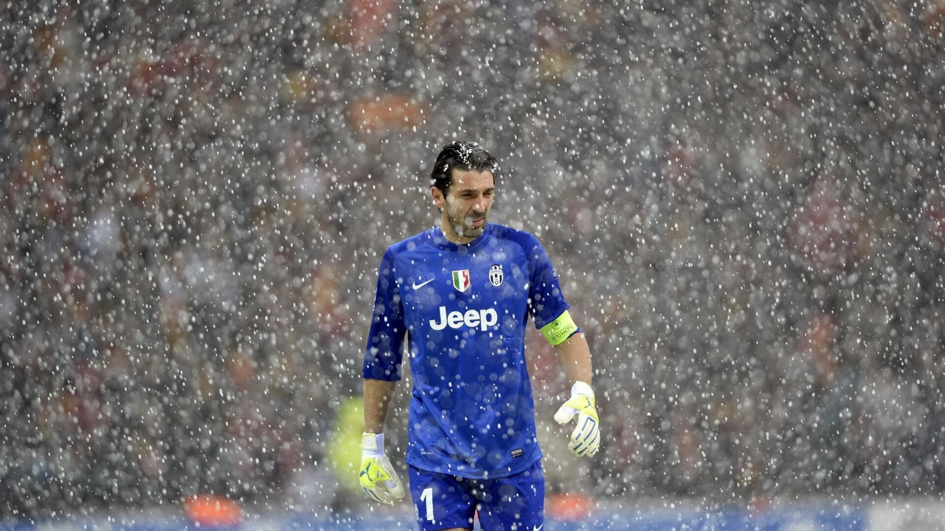 “青少年足球明星巡回演讲,传播体育精神”,青少年足球宣传文案